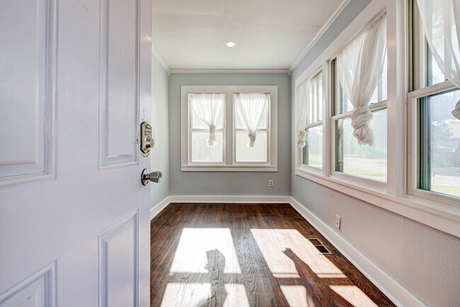 Foto del edificio - 321 E Duffy St