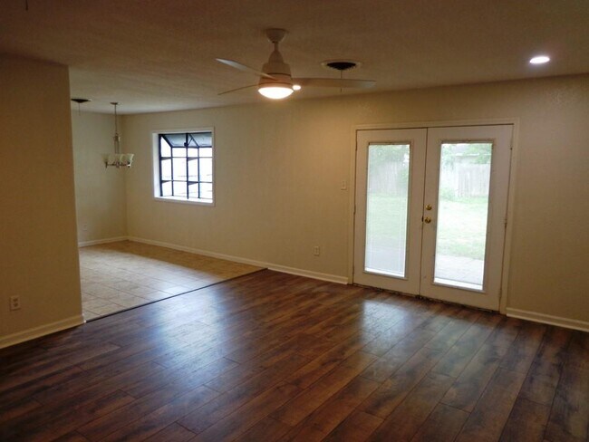 Building Photo - 224 Meadowlawn St