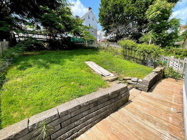 Building Photo - 2 bed 1.5 bath - Great Mt. Washington loca...