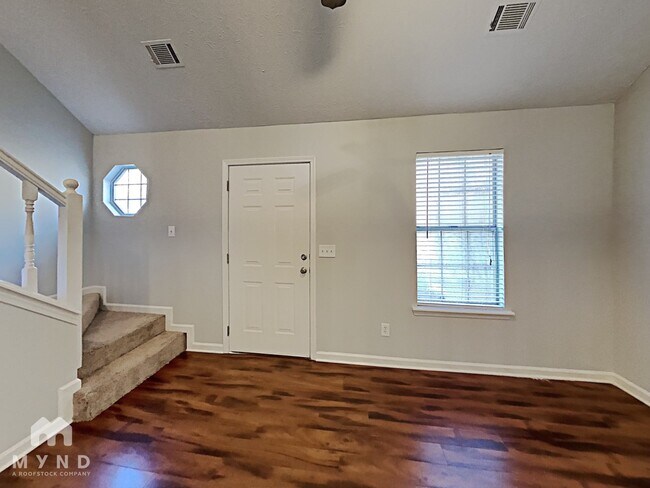 Foto del edificio - 4825 Hairston Pl
