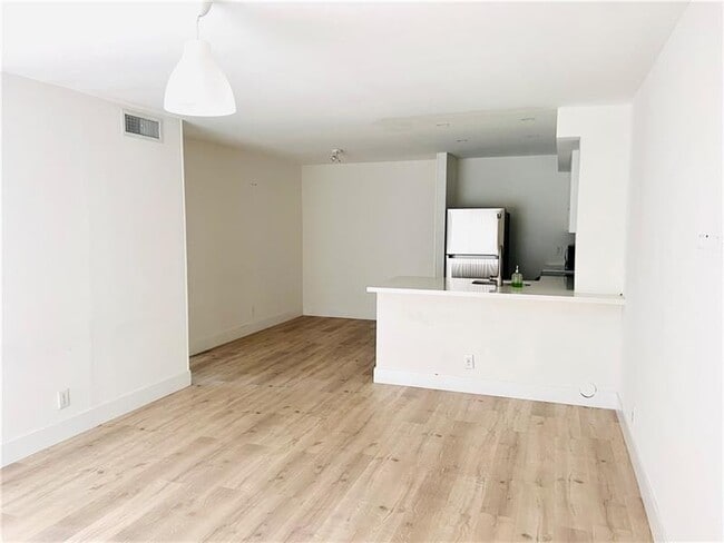 Foto del edificio - 10930 Royal Palm Blvd