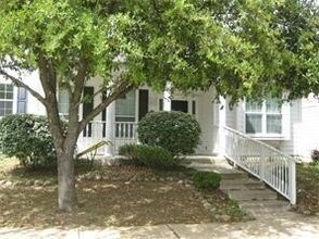 Building Photo - 10013 Lakeview Dr