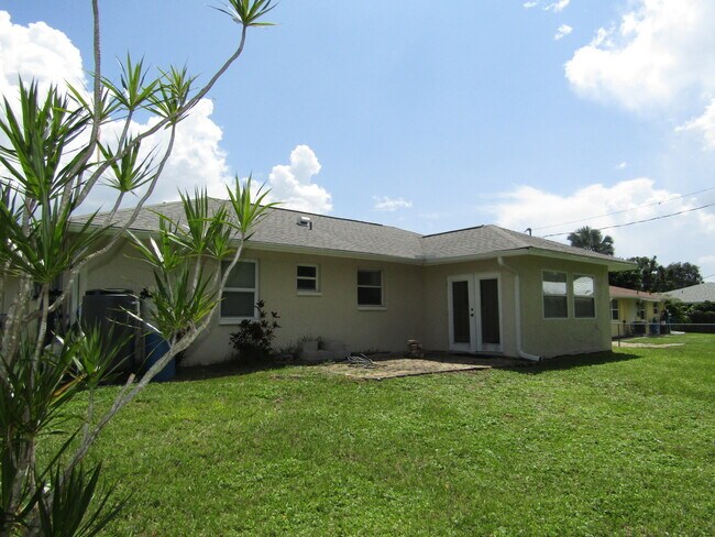 Building Photo - 2624 Valencia Rd