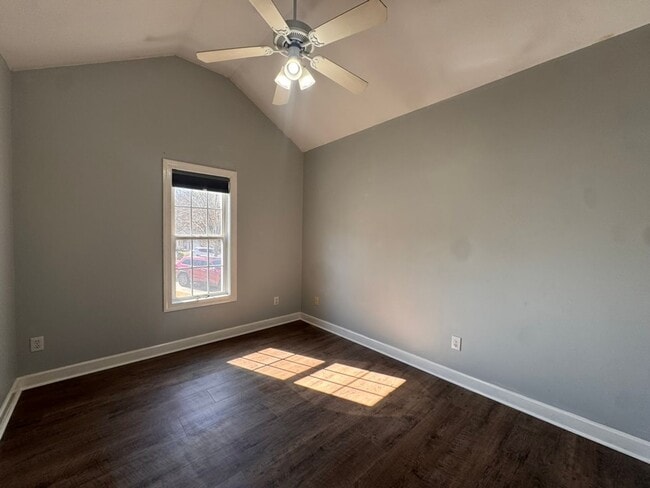 Foto del edificio - 828 Shackleton Rd