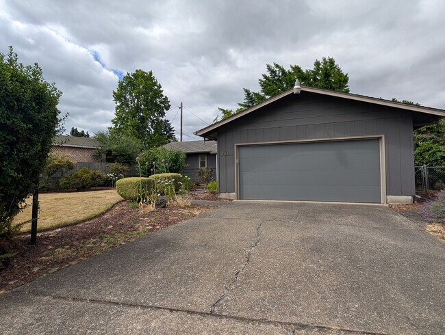 Foto del edificio - Charming 3-Bedroom, 1.5-Bath Home ~ Landscaping Provided!