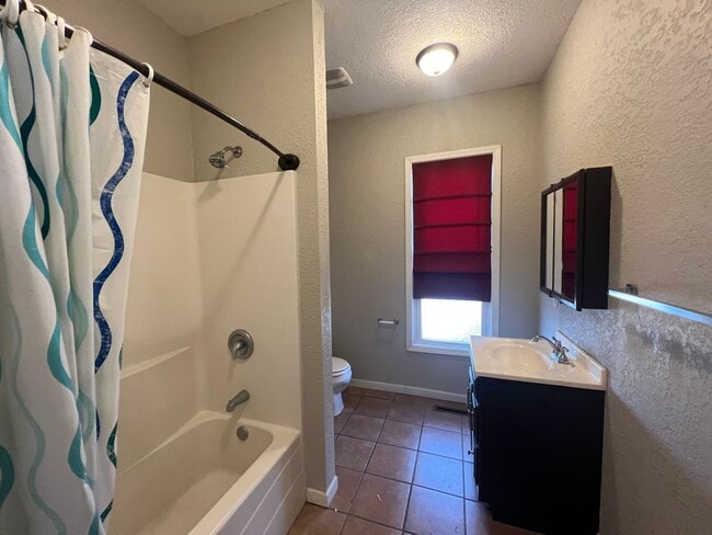 Foto del edificio - Coming Soon!! 2 BEDROOM, OFFICE SPACE, LAUNDRY ROOM!