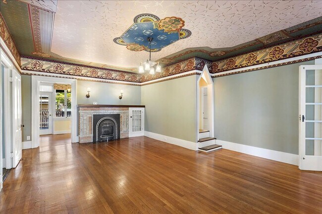 Building Photo - 1238 Versailles Ave