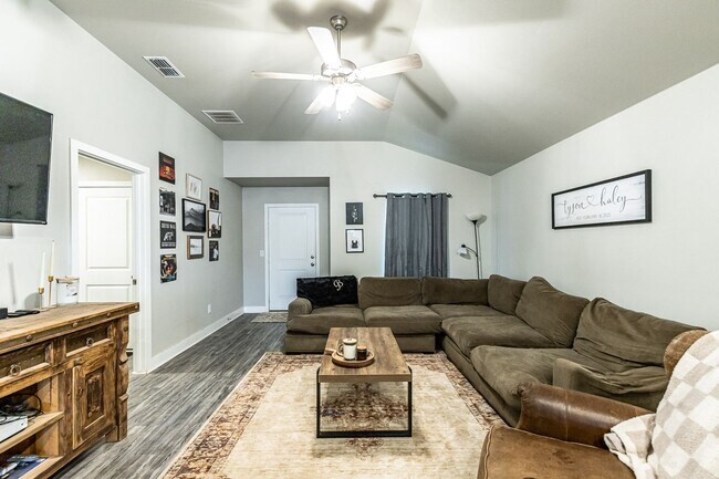 Foto del edificio - Beautiful Home Located In Bell Farms