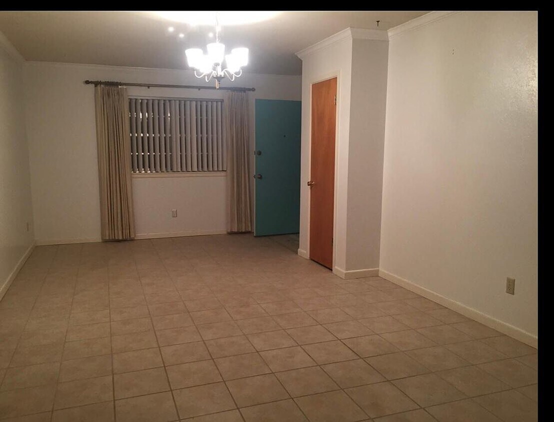 Foto del edificio - 2401 N Grand Ave