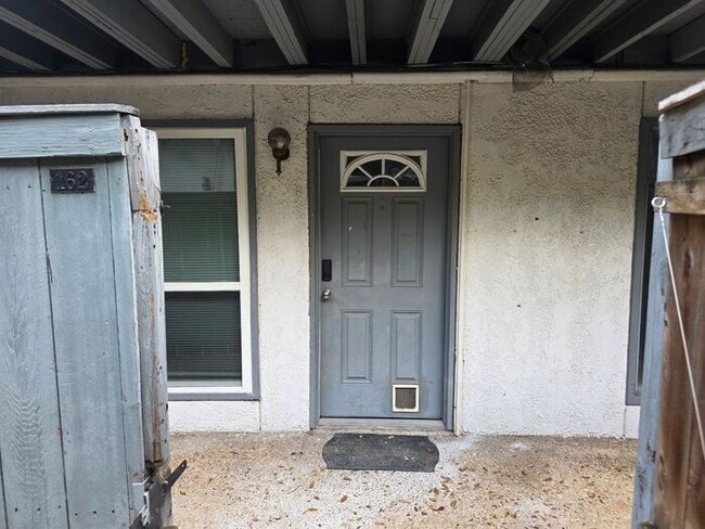 Building Photo - Updated 1-Bedroom Condo Near Pool Ready fo...