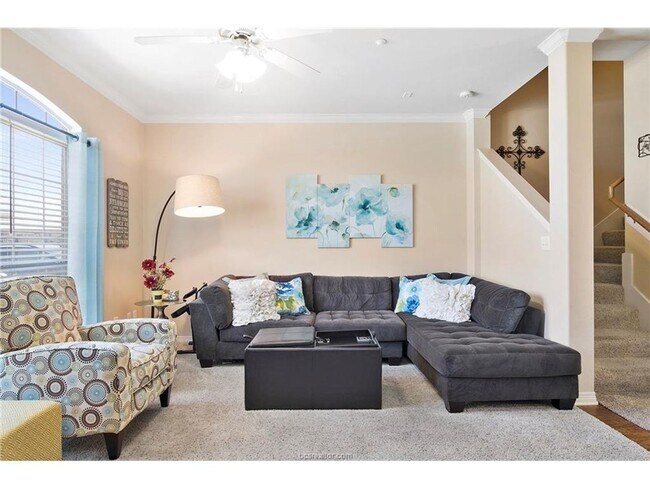 Foto del edificio - AVAILABLE FOR AUGUST PRE-LEASE!! 4 Bed 4 Bath in River Oaks Community!