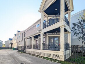 Building Photo - 1126 W 17th St