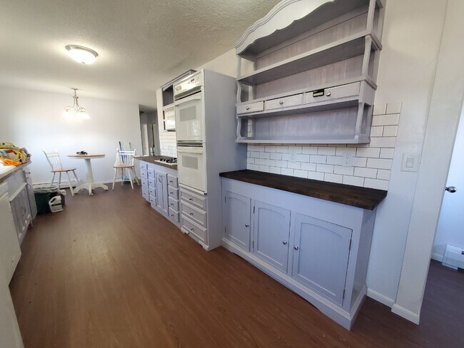 Building Photo - 3 BED with 1.5 BATHROOM SINGLE FAMILY HOME...
