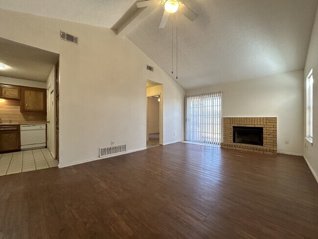 Foto del edificio - Duplex Across The Street From Costco & Easy Access To West Loop!