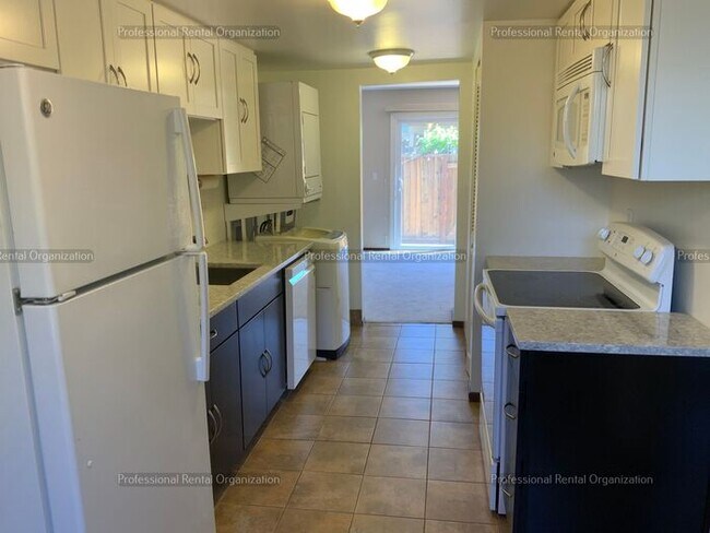 Building Photo - Bennet Valley Condo