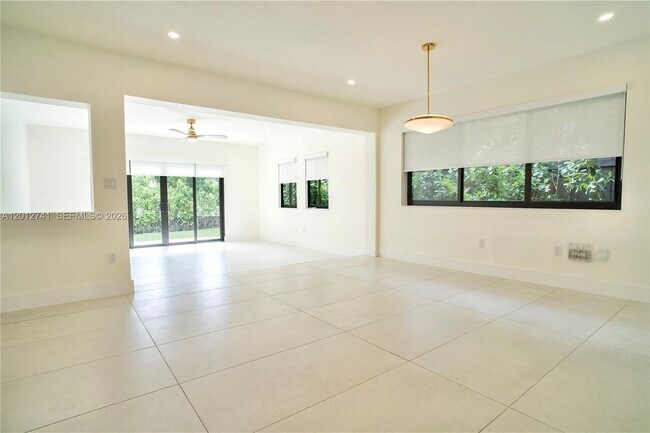 Foto del edificio - 8811 Carlyle Ave