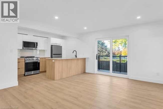 Building Photo - 215 Raglan St