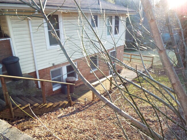 Foto del edificio - 2 Bedroom 1 Bath Basement Apartment in Historic Downtown Sylva $1300 a month with year-long lease.