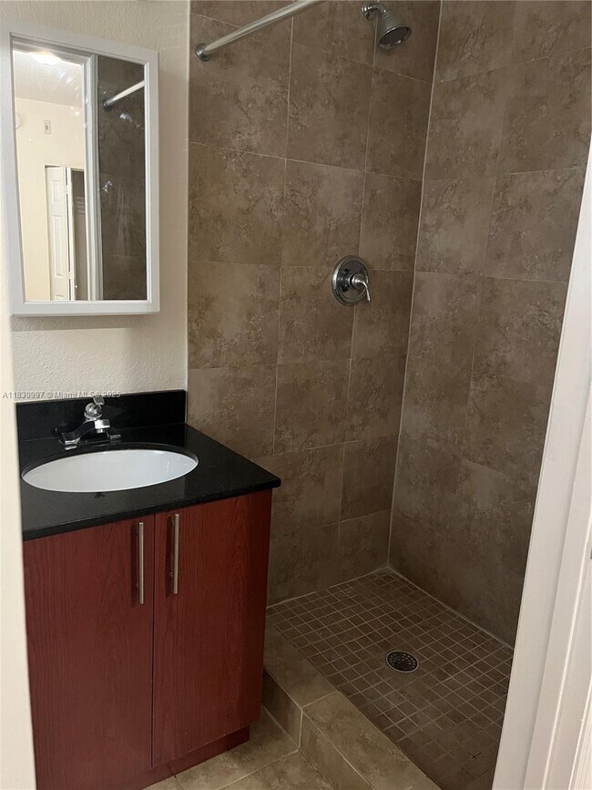 Foto del edificio - 2880 Pine Tree Dr