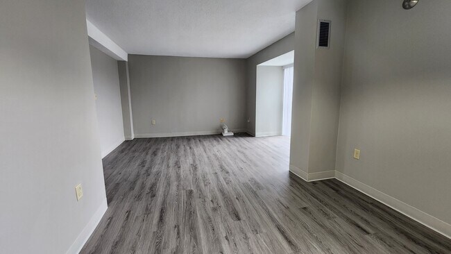 Foto del edificio - 77 N Point Dr