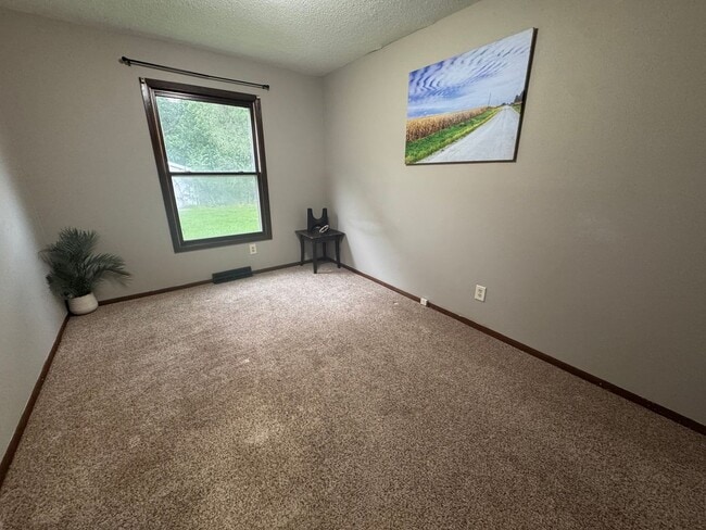 Foto del edificio - 2604-2606-2606 Hiawatha Rd