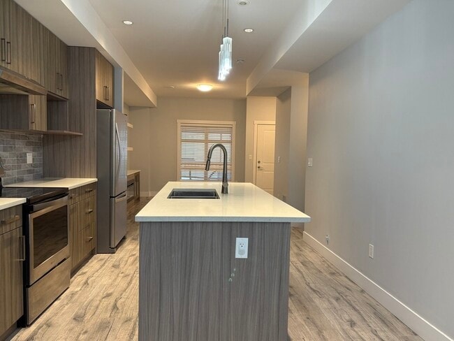 Building Photo - 1308 Rutland Rd N