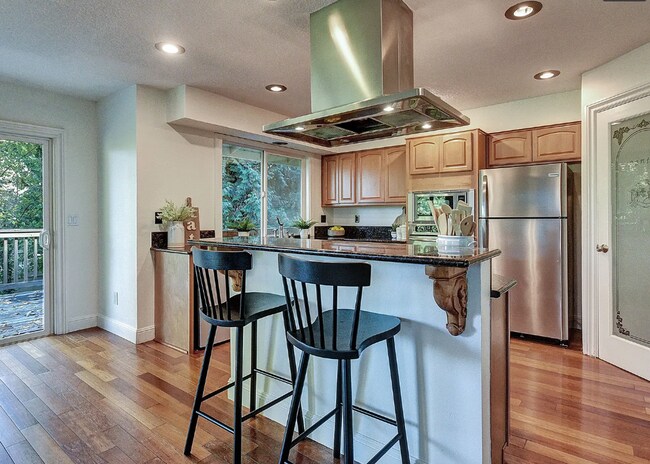 Building Photo - **$1000 OFF FIRST FULL MONTH'S RENT IF REN...
