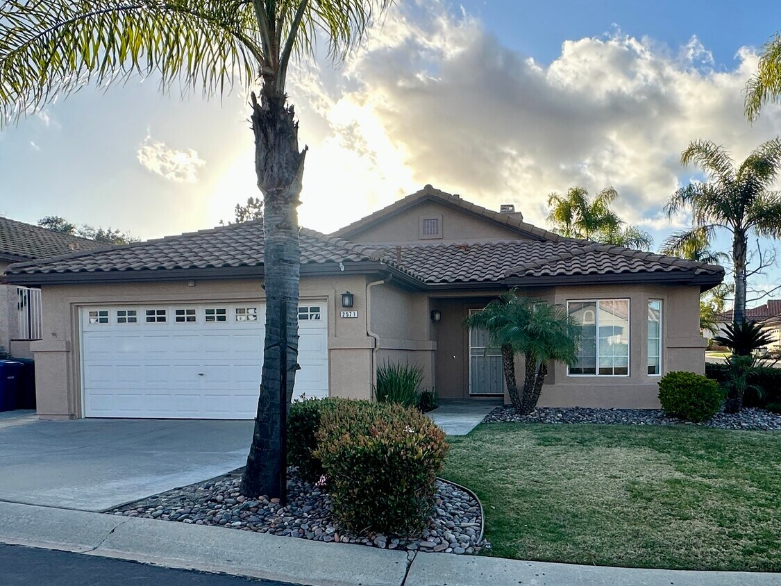 Foto principal - 2571 Larkspur Dr