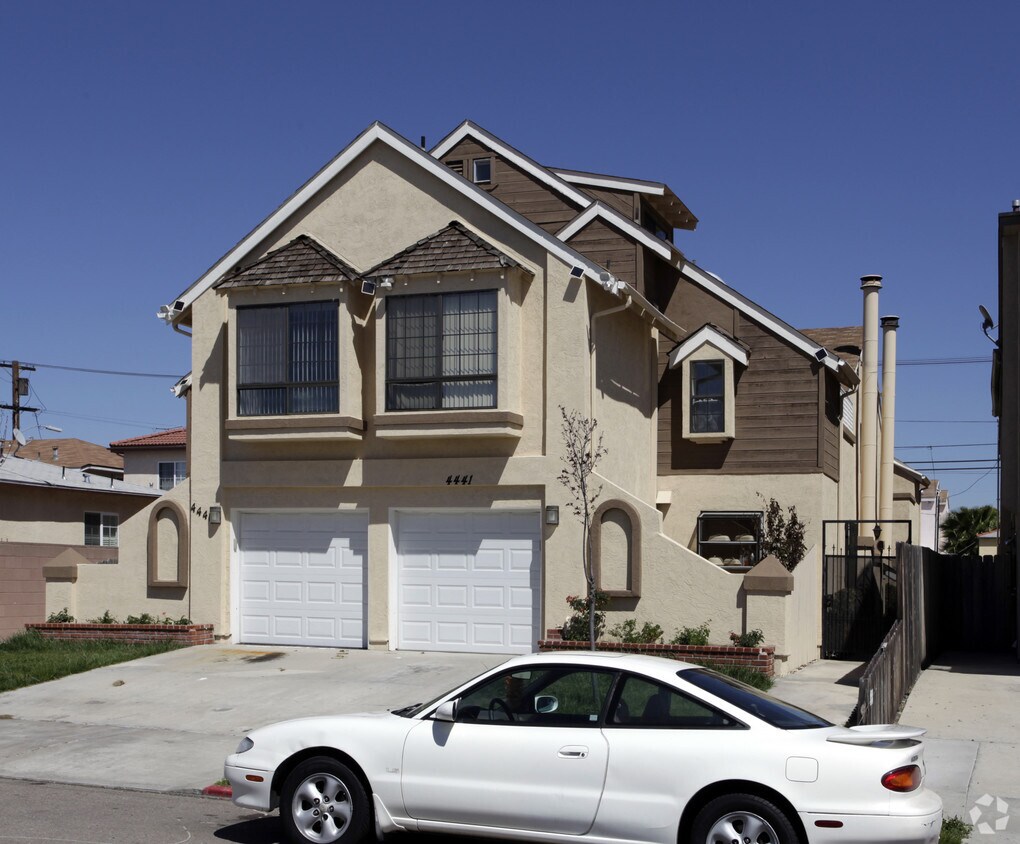 Building Photo - 4441 Winona Ave