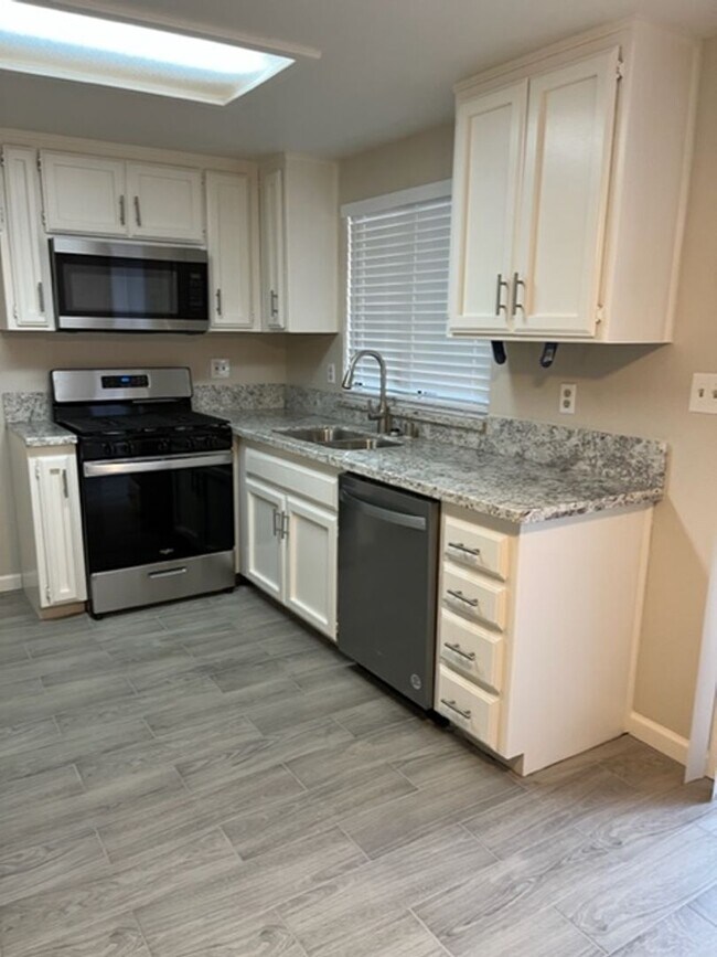 Building Photo - 817 Quail Ln
