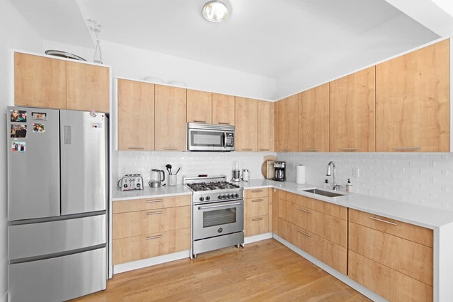 Building Photo - 519 W 45th St