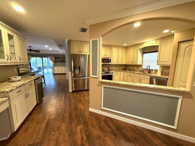 Foto del edificio - NEWLY LISTED!! Beautifully Updated 3-Bed/2-Bath Home in Sarasota!