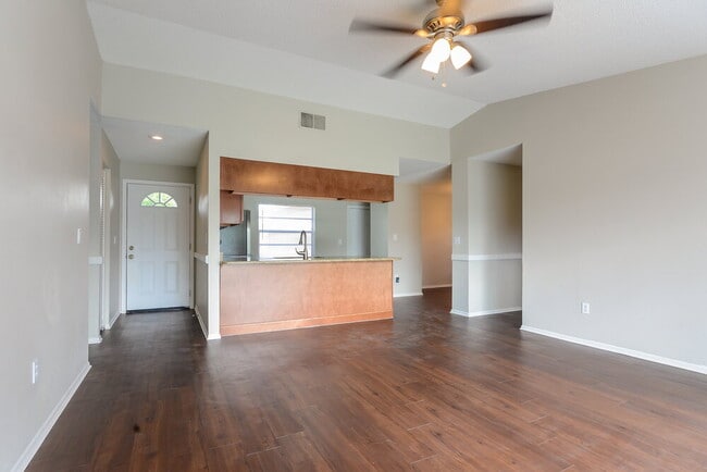 Building Photo - 4906 Hi Vista Cir