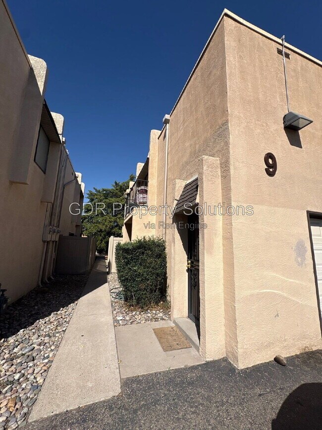 Foto del edificio - 8333 Comanche Rd NE