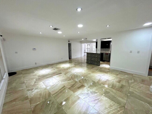 Foto del edificio - 2441 NW 13th St