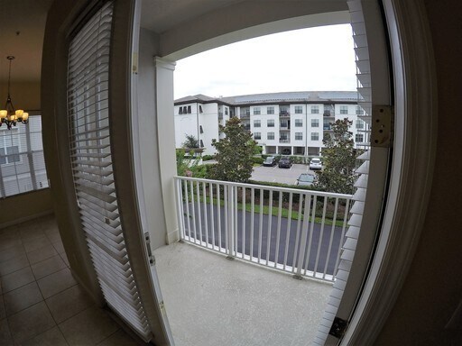 Building Photo - End unit town home in Baldwin Park!