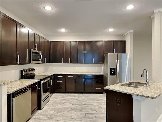 Building Photo - 933 Woodcrest Dr