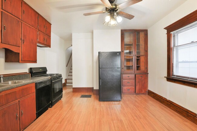 Foto del edificio - Large 4 Bedroom North Campus Townhouse - 1...