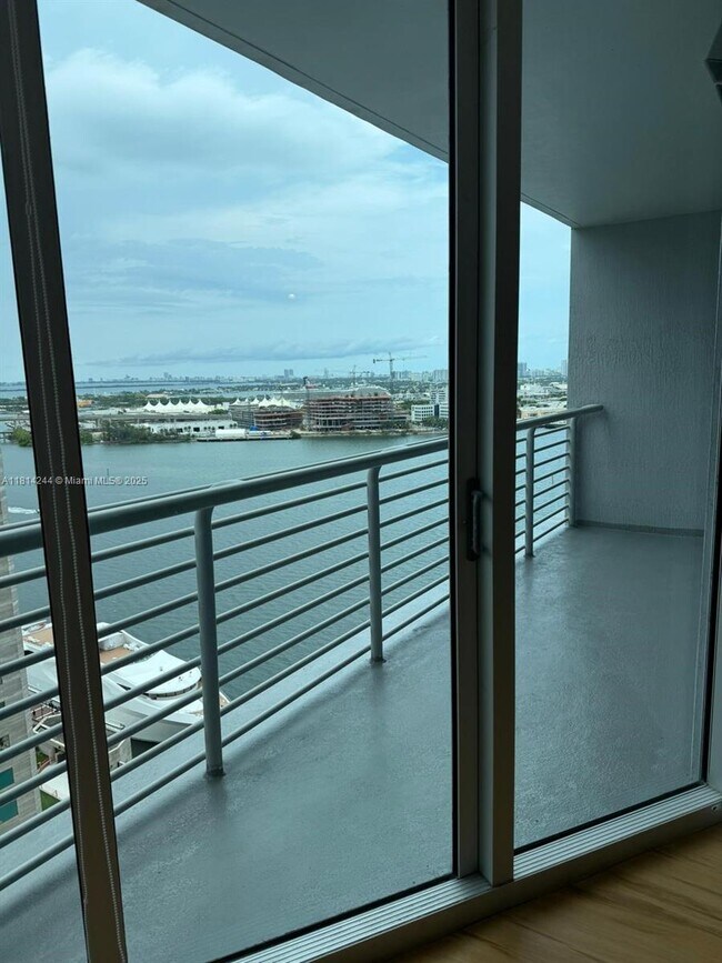 Foto del edificio - 335 S Biscayne Blvd
