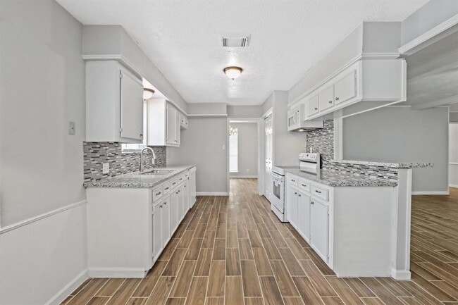 Building Photo - 626 Rosewood Dr