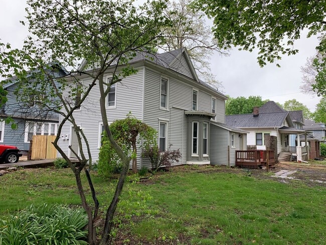Building Photo - 602 W Hill St
