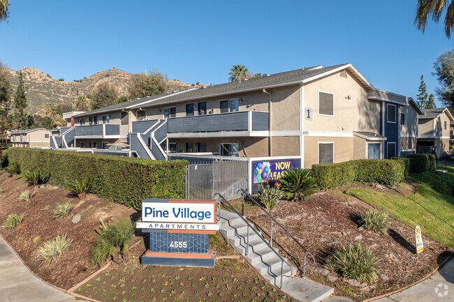 Foto del edificio - Pine Village