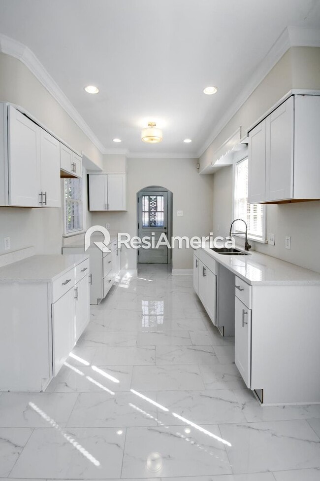 Building Photo - Beautifully Renovated Rental Near Rhodes College!