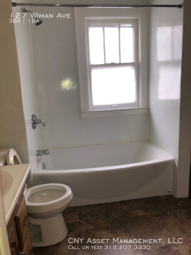 Foto del edificio - single-family home is located at 127 Wiman