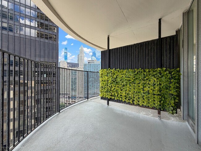 Foto del edificio - 300 N State St
