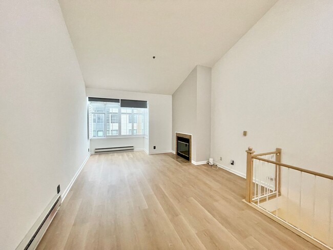 Building Photo - 2BR/2BA Urban Chic Townhome Condo! 1084SqF...