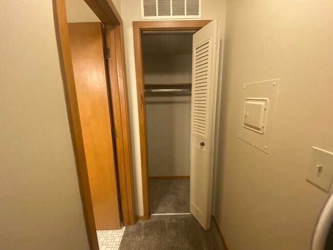 Foto del edificio - Ground Floor Large 1 Bedroom 1 Bath Available