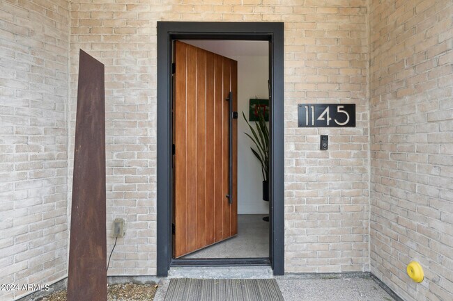 Foto del edificio - 1145 E Orangewood Ave
