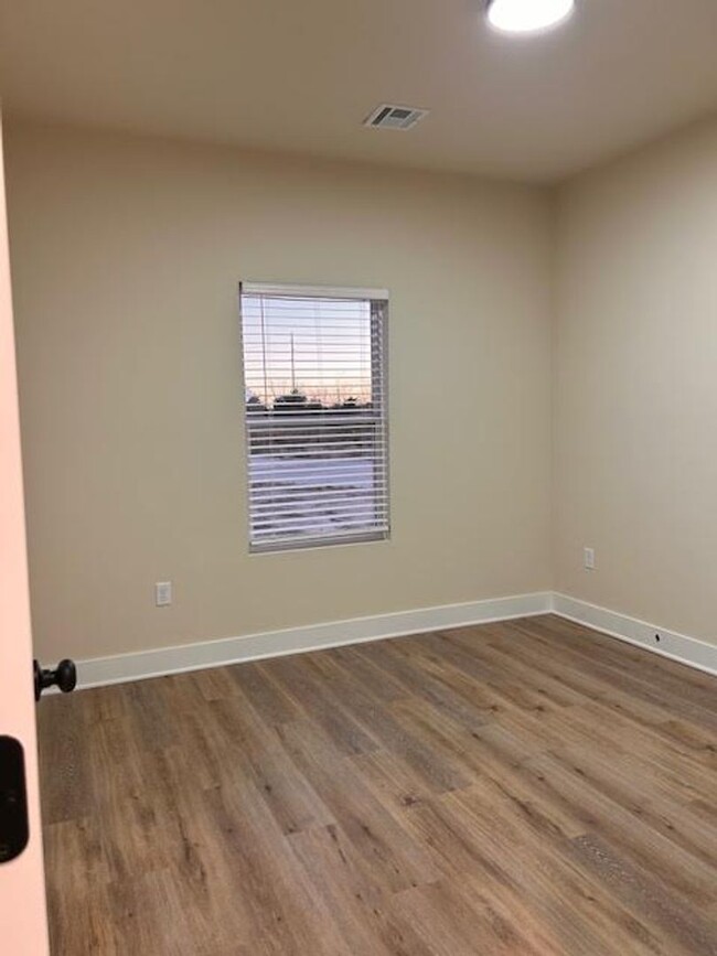 Foto del edificio - 491 E Harper St