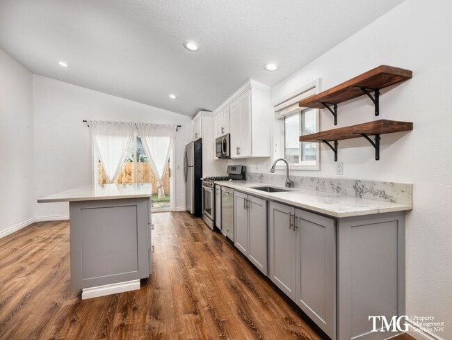 Foto del edificio - Spacious 3 Bedroom House in Desirable East Vancouver with Double Garage!